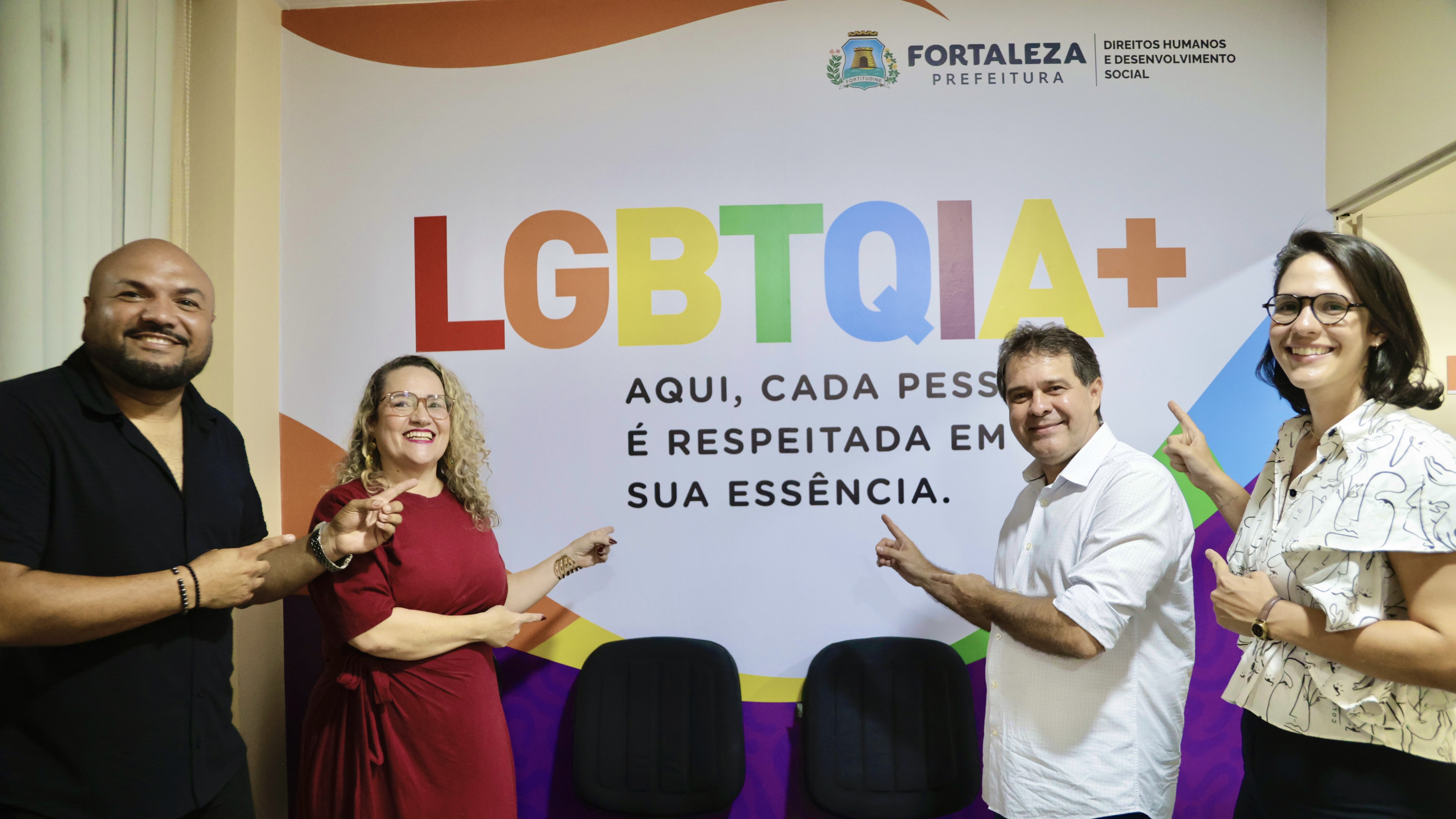 grupo de pessoas posa para a foto